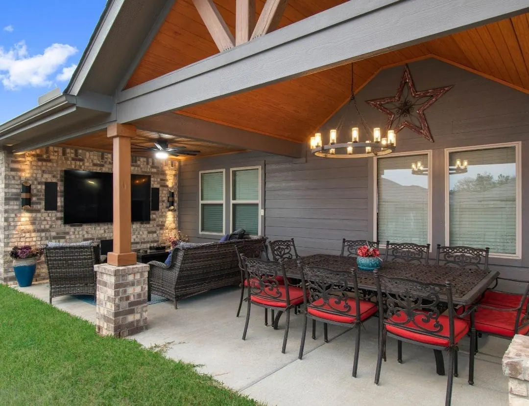 Covered patio with dining and lounge