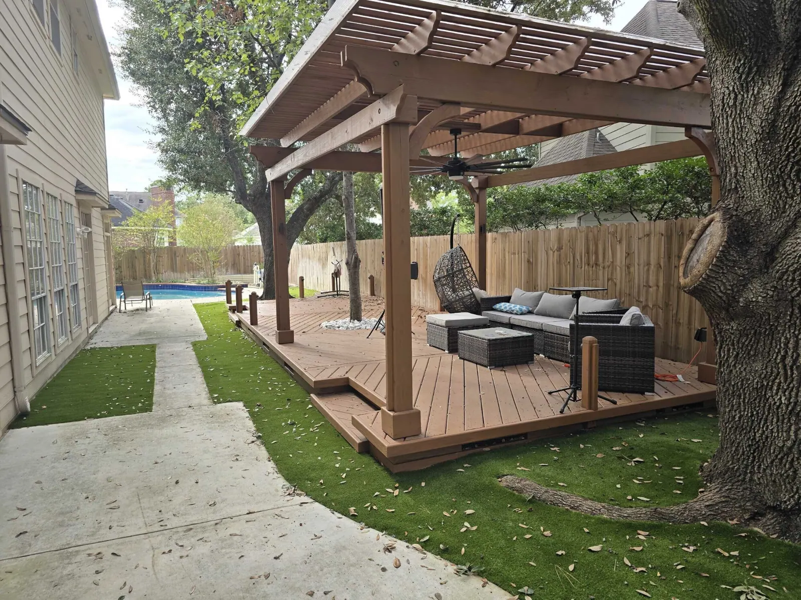 Freestanding pergola over composite deck with lounge seating