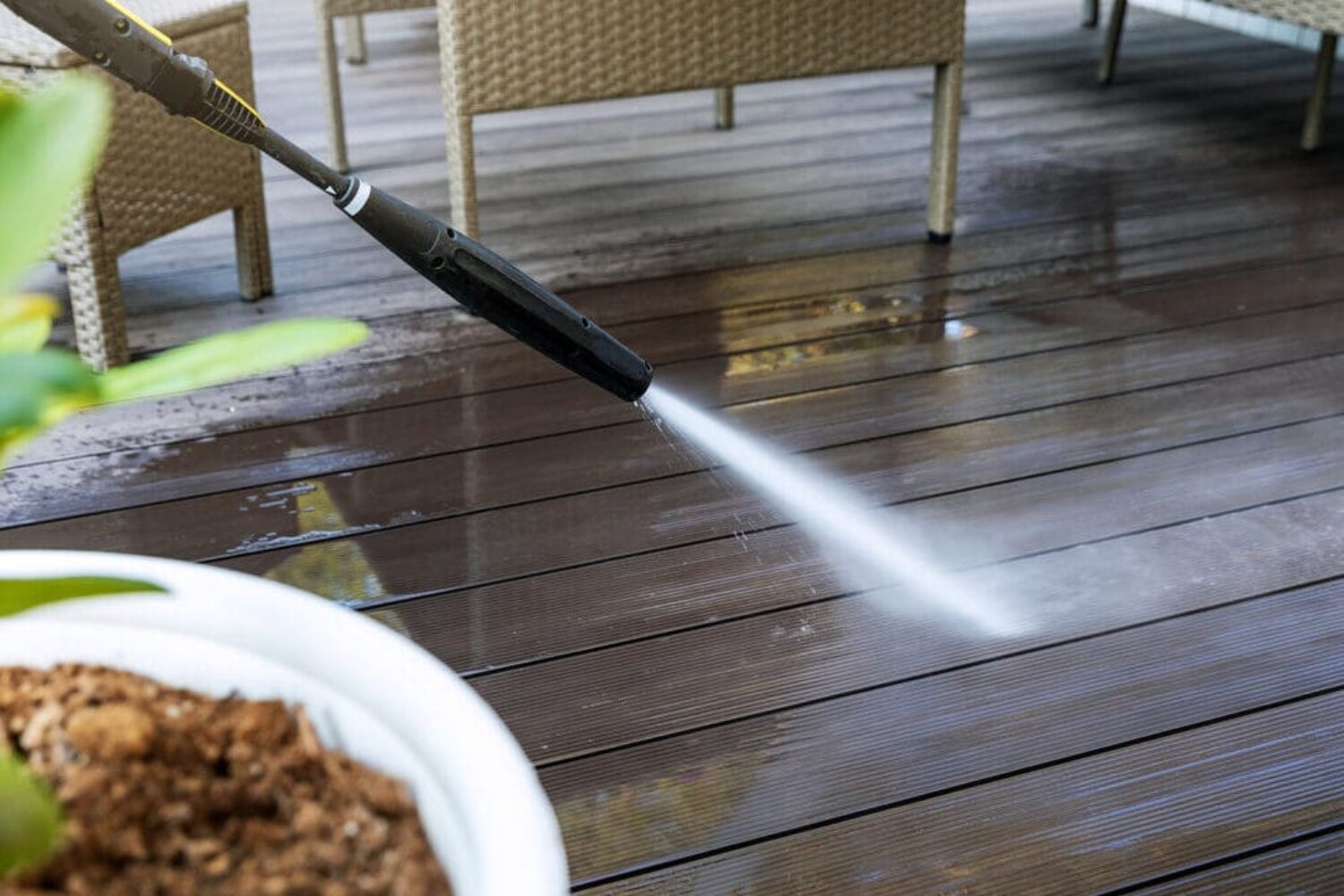 Maintaining your Houston wood or composite deck
