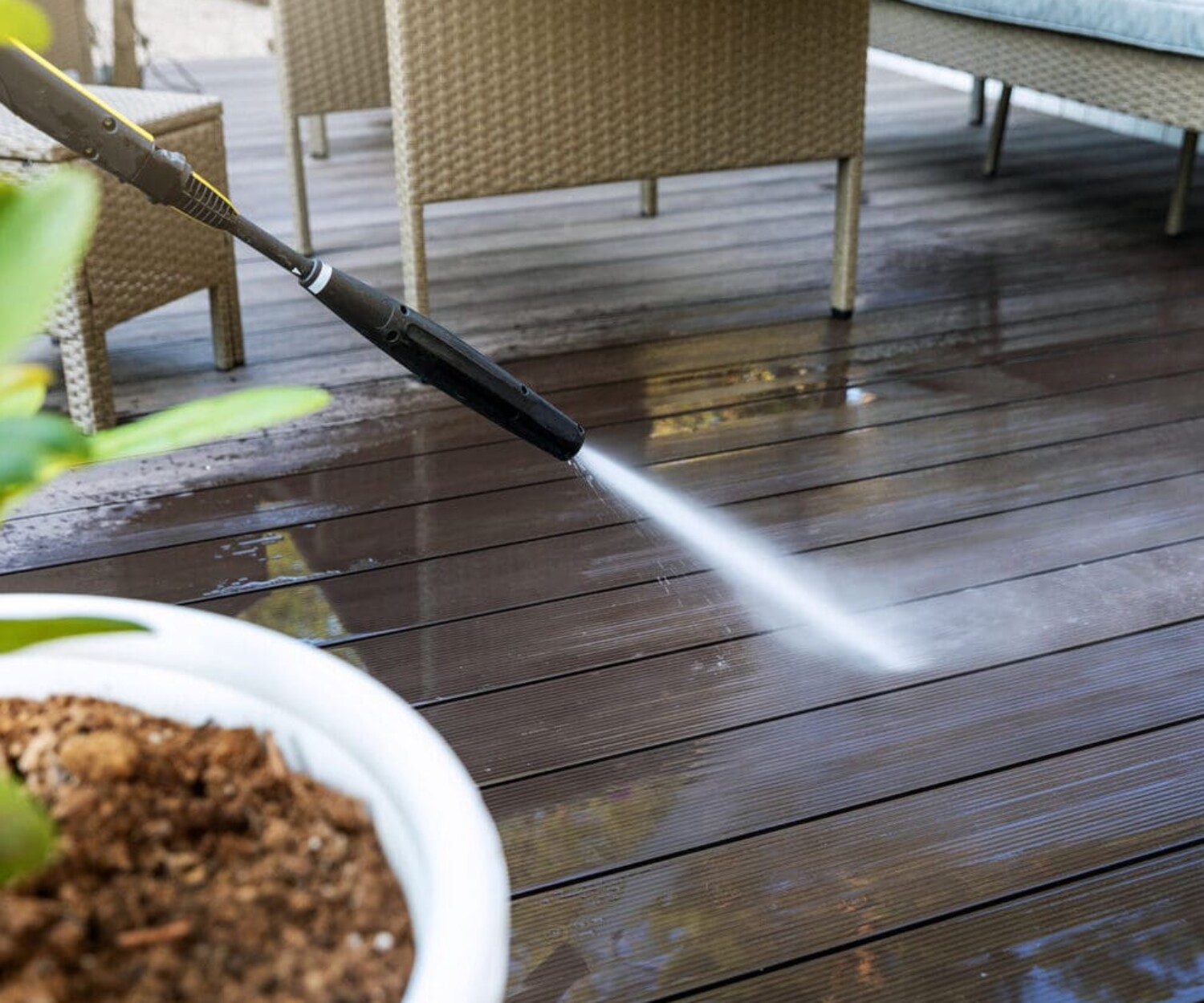 Maintaining your Houston wood or composite deck